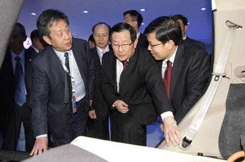 萬鋼親臨吉利展臺(tái)，高度評(píng)價(jià)智能化與物聯(lián)網(wǎng)技術(shù)融合創(chuàng)新